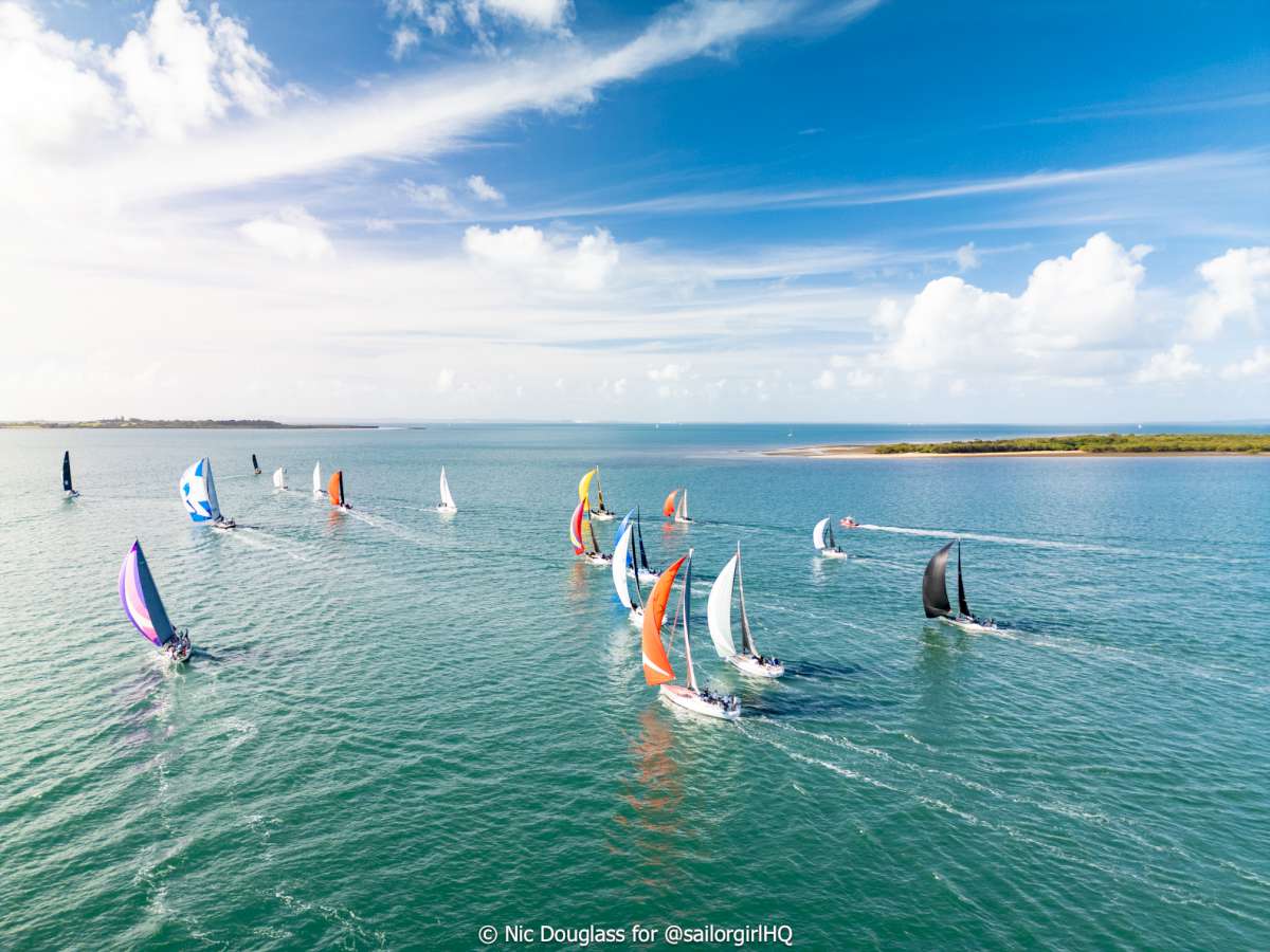 Fleet heading around the north of Green Island - Credit - Sunset Media - @sailorgirlhq