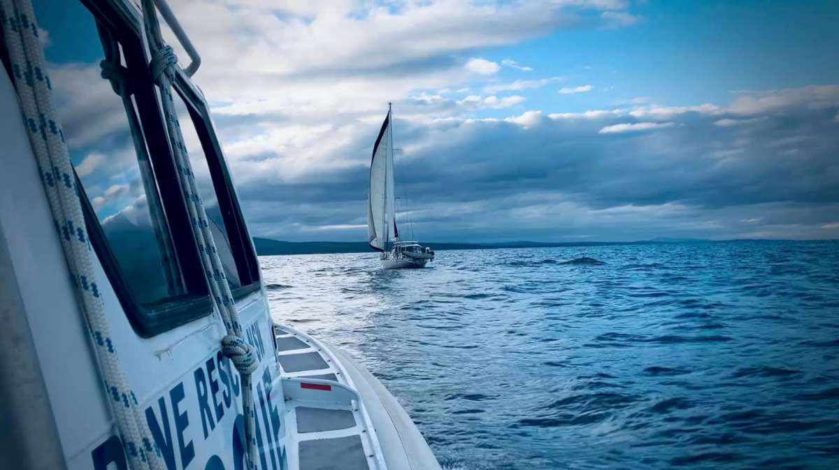 Marine-Rescue-Eden-assist-a-yacht-on-Twofold-Bay