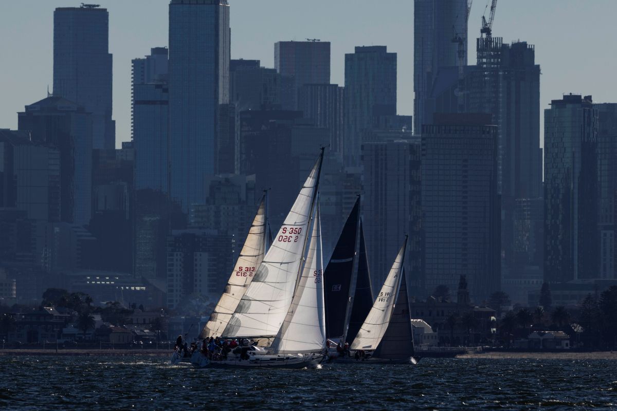 Siren (closest) to windward with city backdrop - Andrea Francolini, AWKR pic