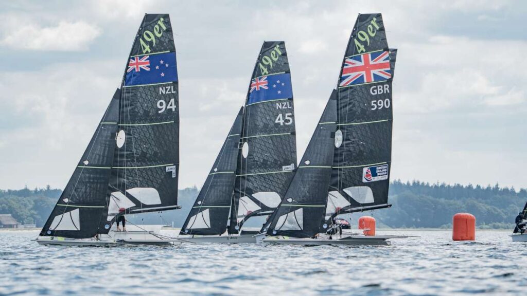 Kiwis fly in elimination battles