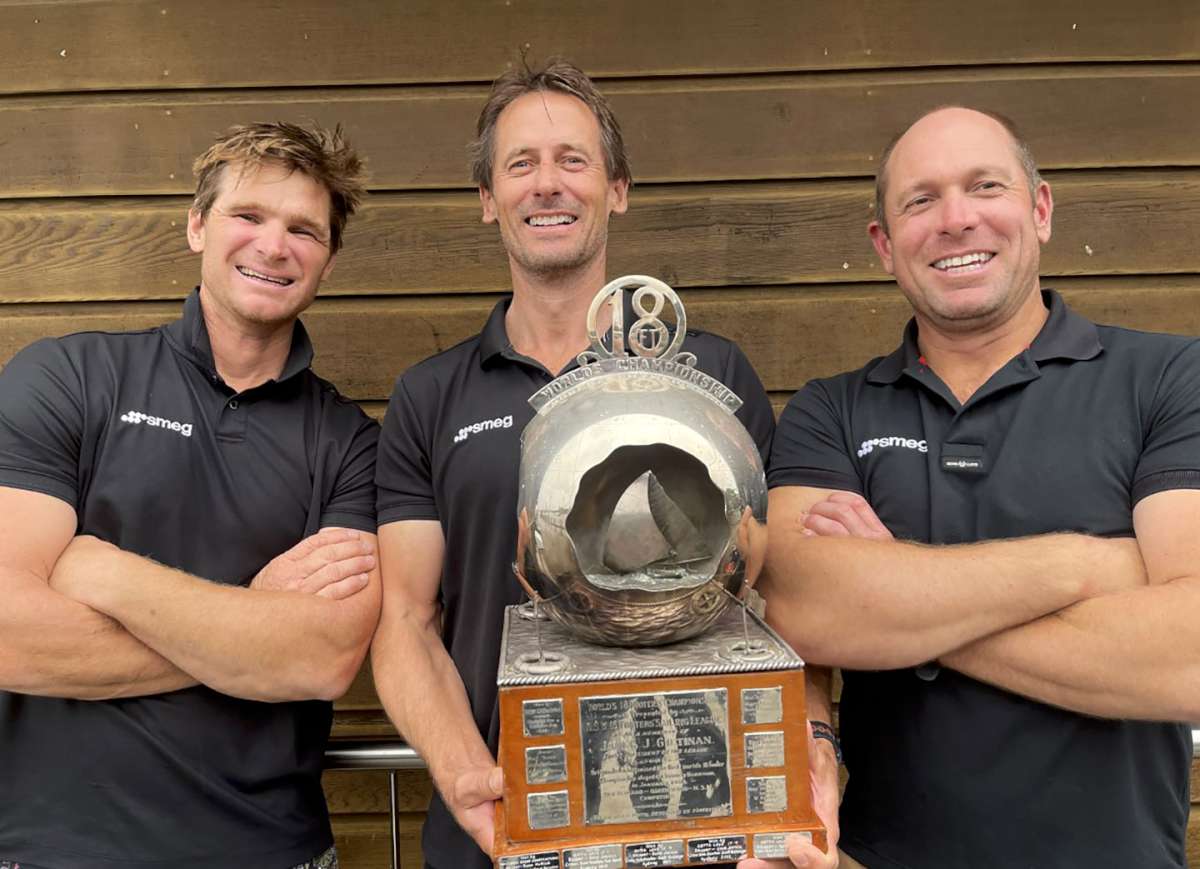 JJ Giltinan champions with the trophy in 2021 (Jessica Crisp)