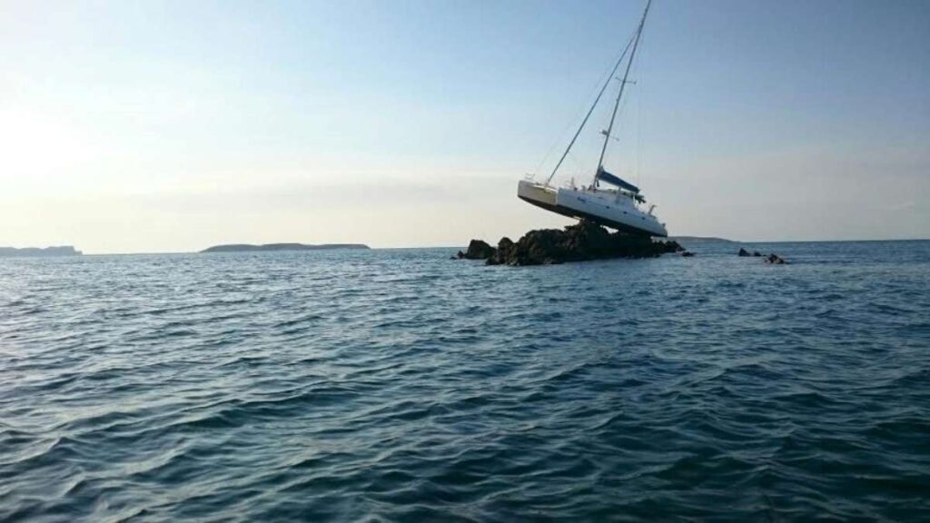 Pantaenius Marine Insurance - Koola2 on the rocks