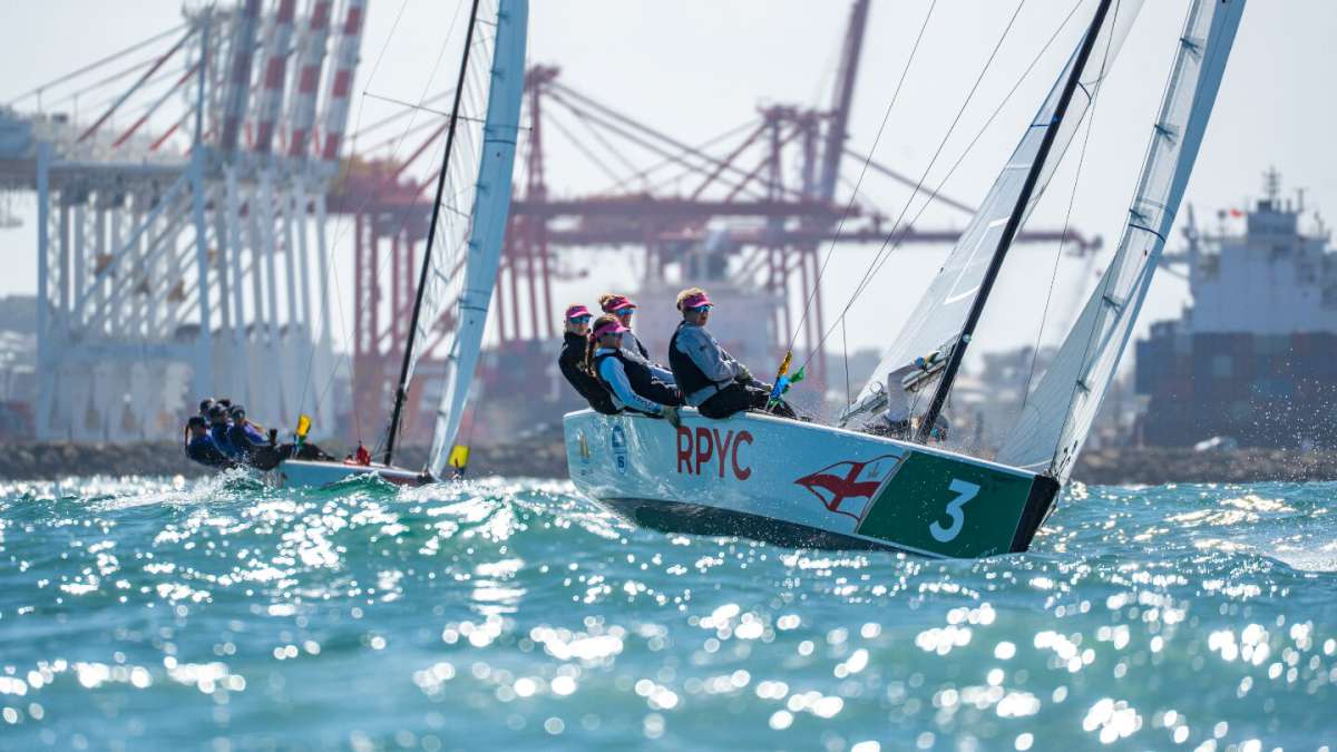 Sophie Jackson (Team FREO) racing in Fremantle