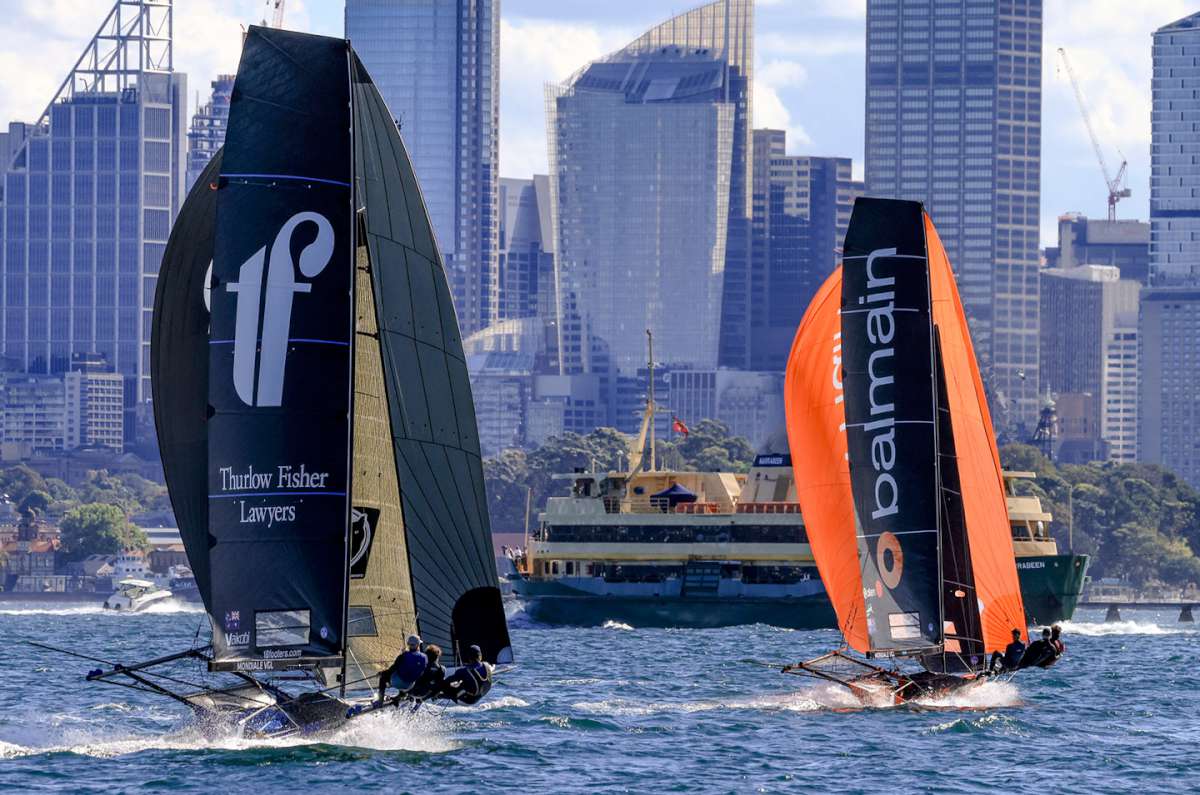 Chasing the leader downwind (SailMedia)