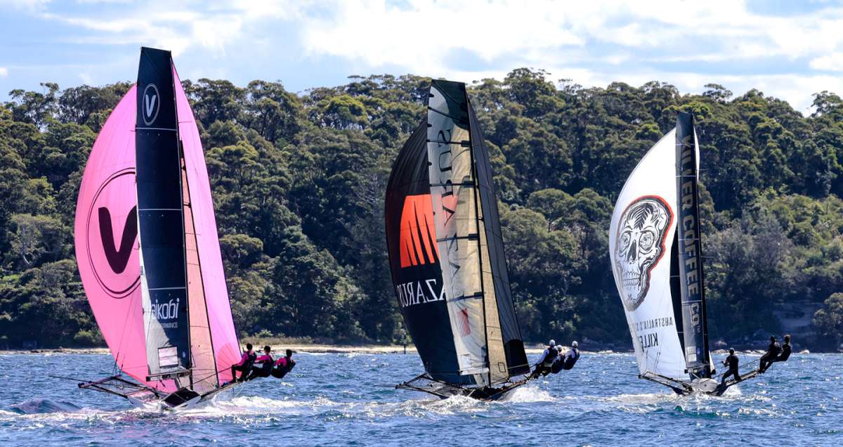 Spinnakers on the first lap (SailMedia)