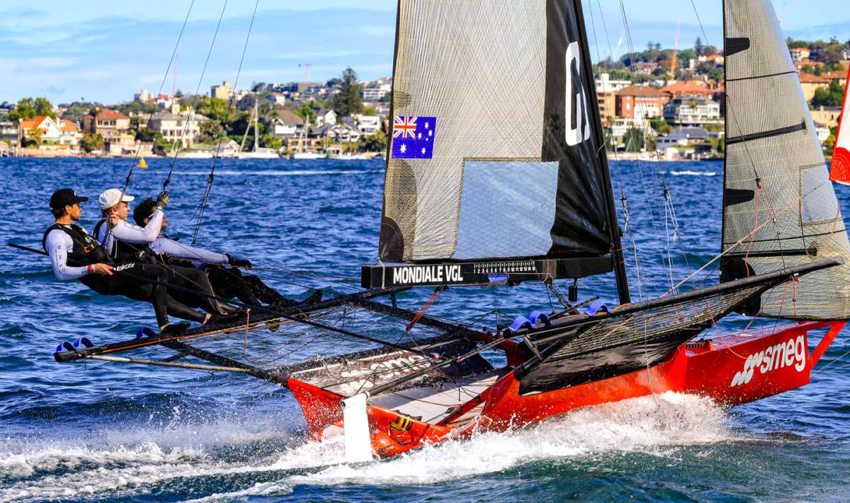 Smooth crew work on Smeg (SailMedia)